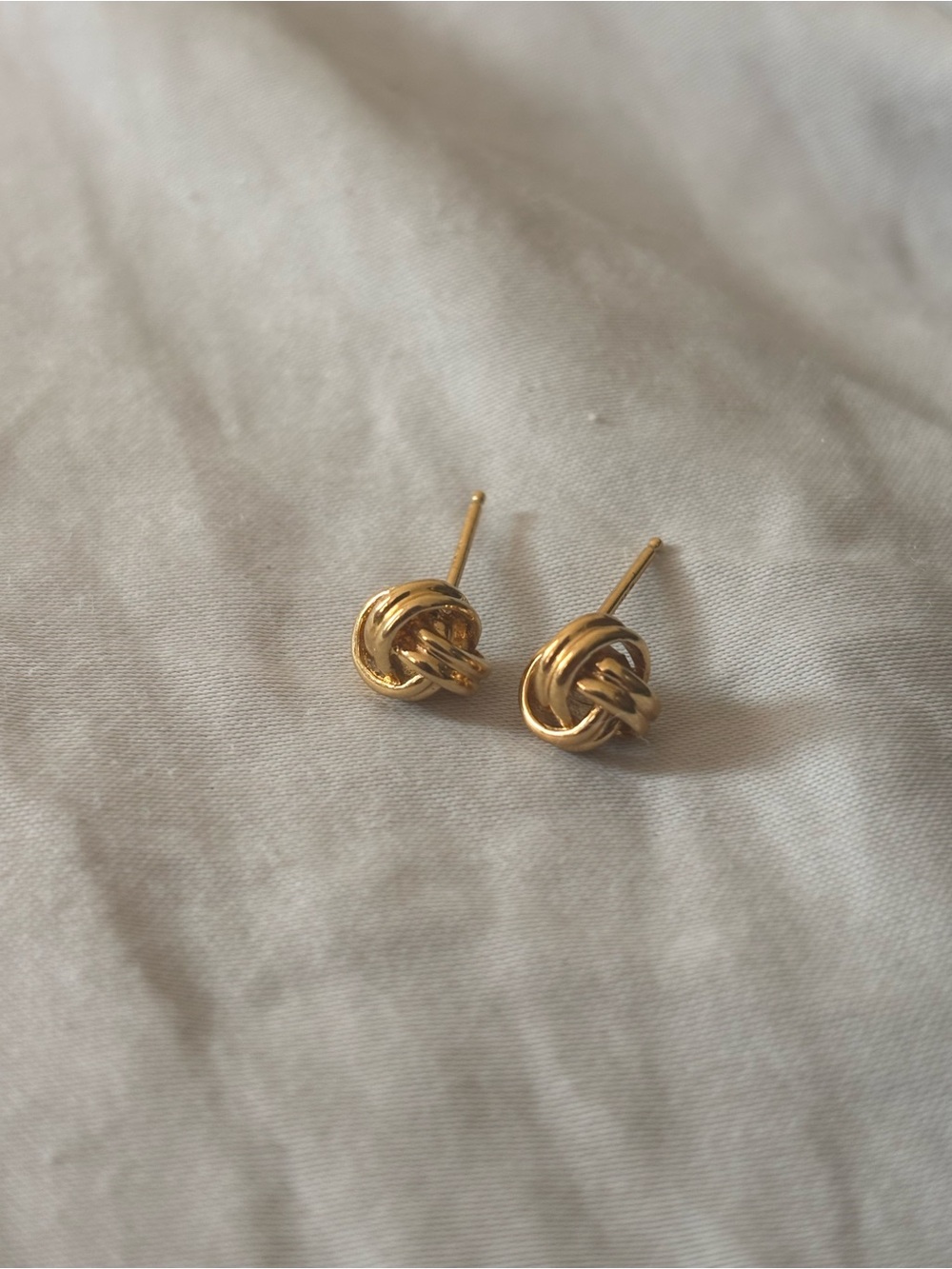 Vintage 18k Gold Knot Earrings - Picture 4 of 4
